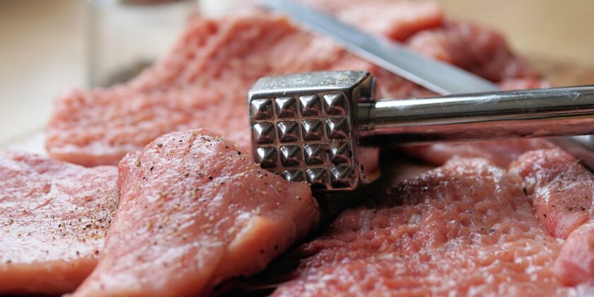 Con il batticarne si può rendere la fettina di carne più morbida e tenera