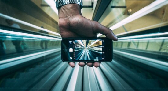 Come caricare la batteria del cellulare più a lungo con questo trucco