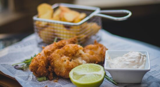 Il metodo delle nonne per eliminare l'odore di pesce fritto