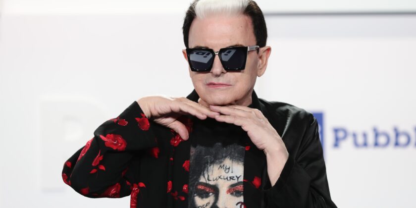 A cosa ha rinunciato Malgioglio per Maria De Filippi e i segreti del suo look