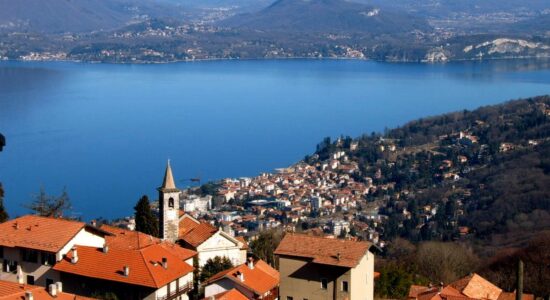 A un’ora da Milano, case con vista lago
