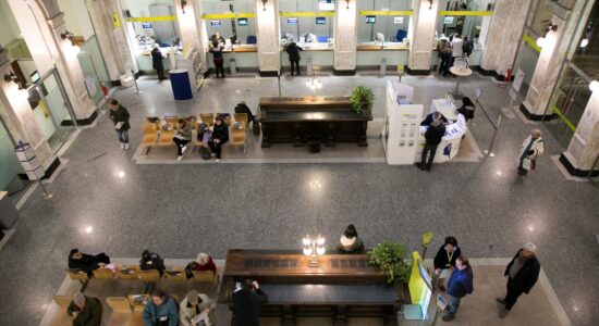 Aria di primavera per chi porta soldi alle Poste