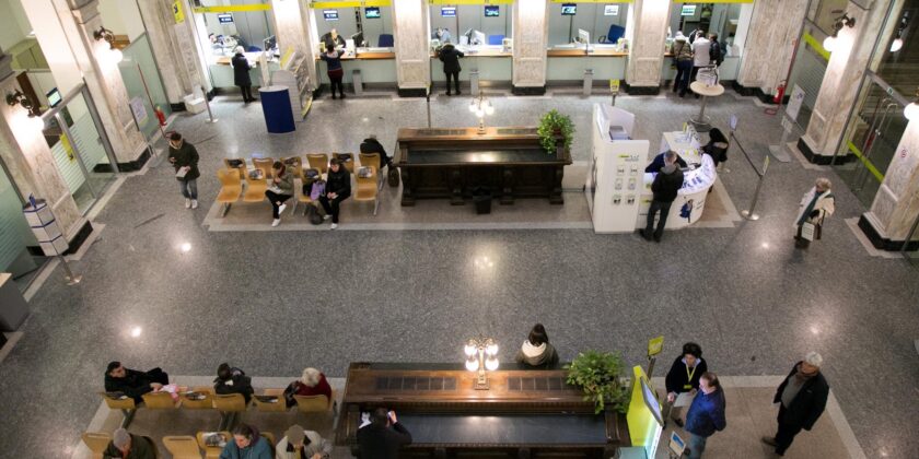 Aria di primavera per chi porta soldi alle Poste