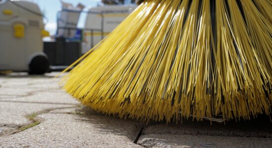 Attenzione a non farti passare la scopa sui piedi