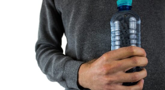 Benefici e fake news sull'acqua minerale