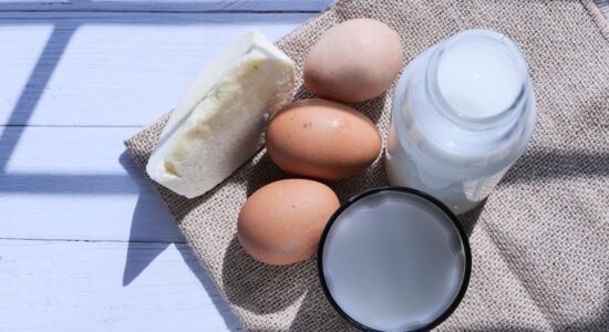 Conservi latte e uova nell'anta del frigorifero