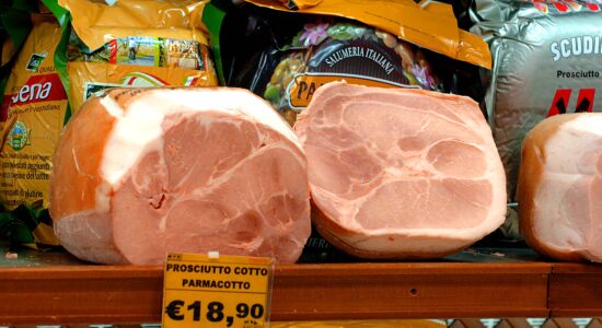 Cosa scegliere fra prosciutto cotto affettato al banco o in vaschetta