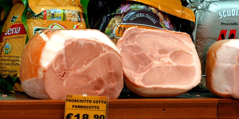 Cosa scegliere fra prosciutto cotto affettato al banco o in vaschetta