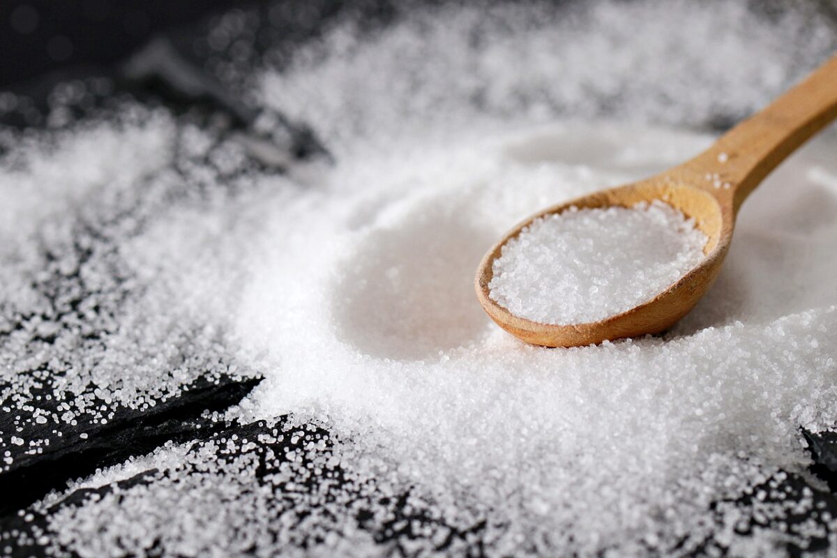 Creare una cremina con il sale e un filo d'acqua