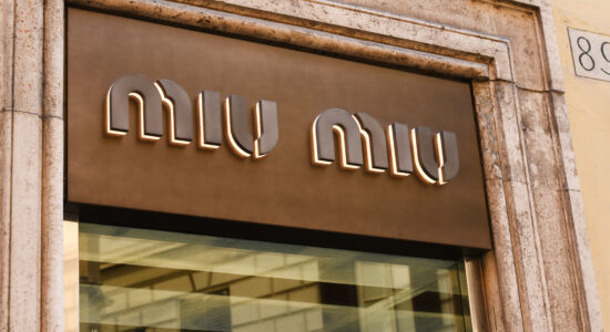 Da Miu Miu i collant rubano la scena-negozio di Roma