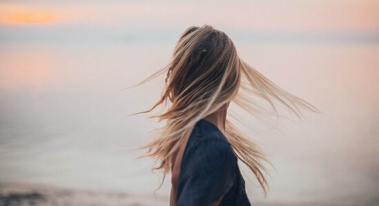 Dai un taglio ai capelli secchi e spenti