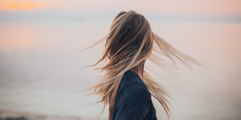 Dai un taglio ai capelli secchi e spenti