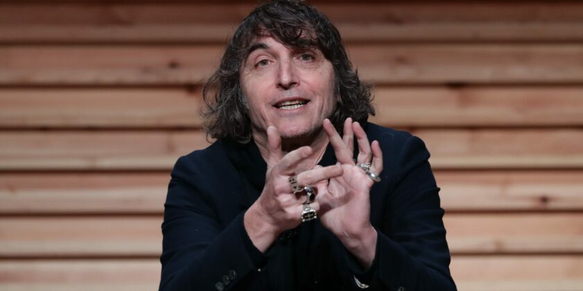 Giuseppe Cruciani è uno degli opinionisti del programma di Paolo Del Debbio