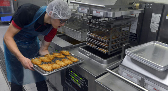 I trucchi per un pollo fritto succoso dentro e croccante fuori