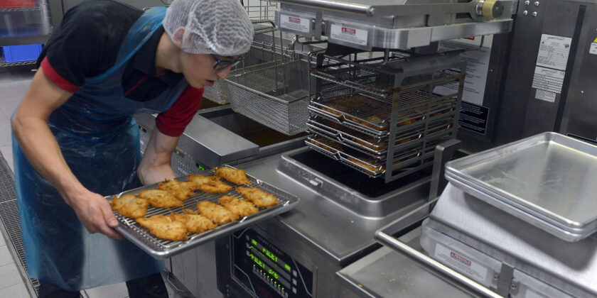 I trucchi per un pollo fritto succoso dentro e croccante fuori