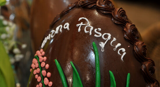 Indeciso tra fondente, bianco o al latte per comprare le uova di Pasqua