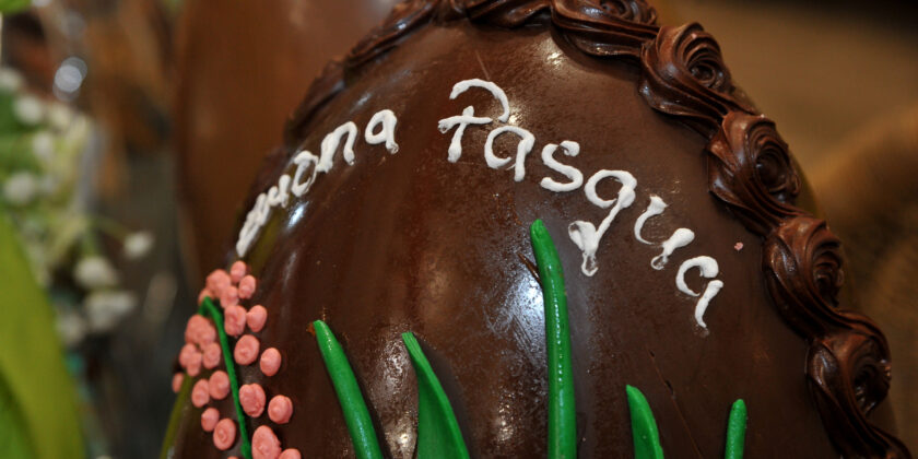 Indeciso tra fondente, bianco o al latte per comprare le uova di Pasqua