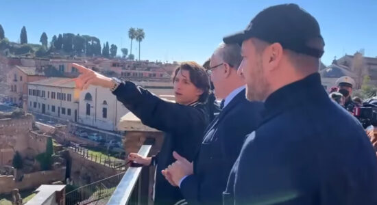La classifica degli attori più ricchi sotto i 30 anni-Tom Holland con Francesco Totti e il Sindaco di Roma Gualtieri