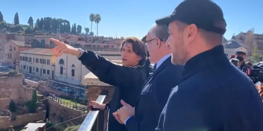 La classifica degli attori più ricchi sotto i 30 anni-Tom Holland con Francesco Totti e il Sindaco di Roma Gualtieri