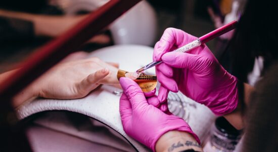 La tendenza della French manicure