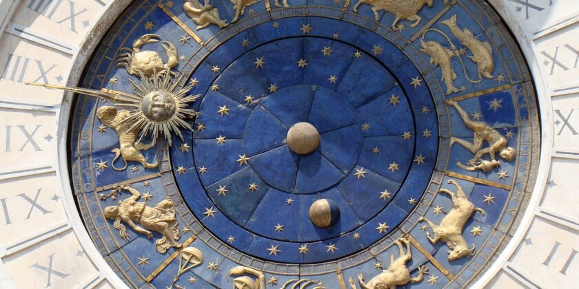 L’allineamento irripetibile di 5 pianeti porta una valanga di fortuna a 3 segni zodiacali-particolare di un orologio moumento a Venezia