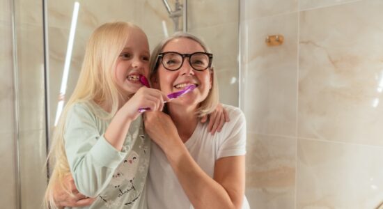 Lavare e sbiancare i denti in modo naturale