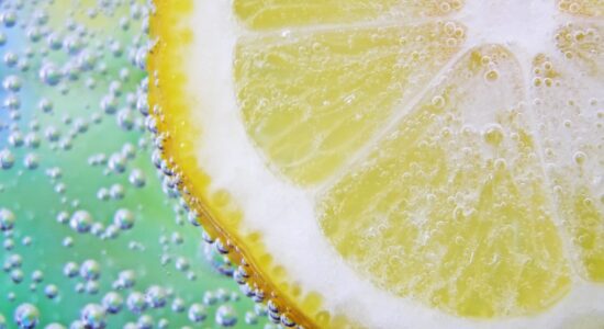 Mescola una punta di bicarbonato, succo di limone e acqua