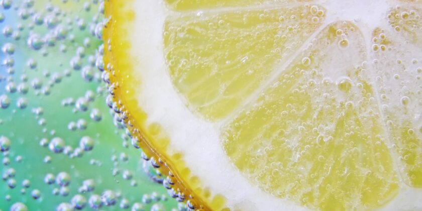 Mescola una punta di bicarbonato, succo di limone e acqua