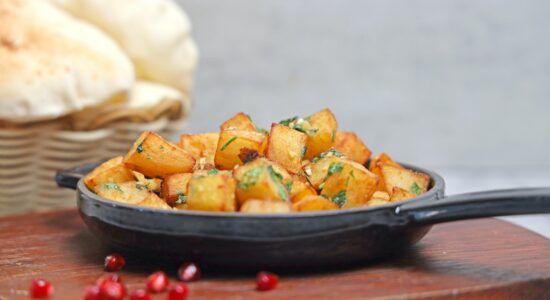 Patate croccanti in padella anche con poco olio e zero fritto