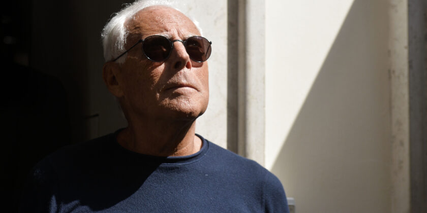 Perché Giorgio Armani veste sempre in blu