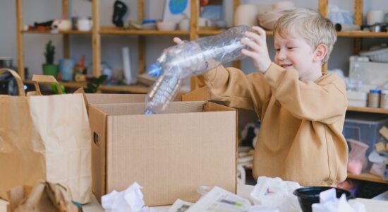 Schiacciare le bottiglie di plastica prima di buttarle
