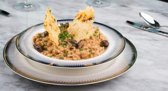 Servire il risotto nel piatto piano o fondo
