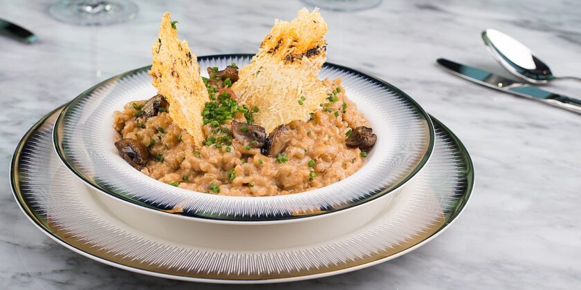 Servire il risotto nel piatto piano o fondo