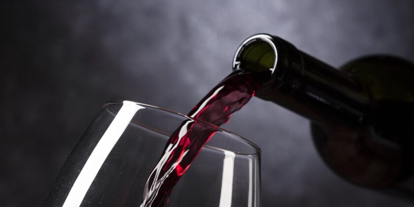 Svelati 2 sorprendenti effetti beauty del vino rosso