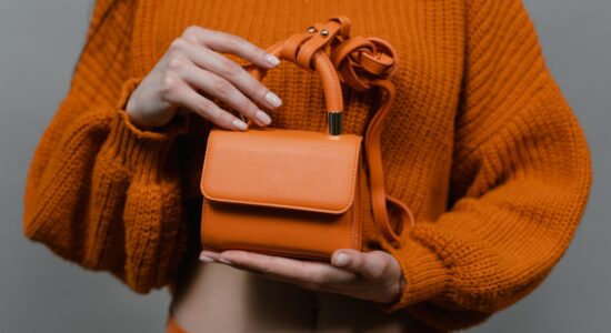 Tornano le mini bag con accessorio gioiello