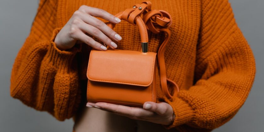 Tornano le mini bag con accessorio gioiello
