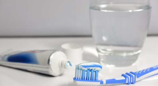 Utilizzare il dentifricio per pulire casa ci farà risparmiare