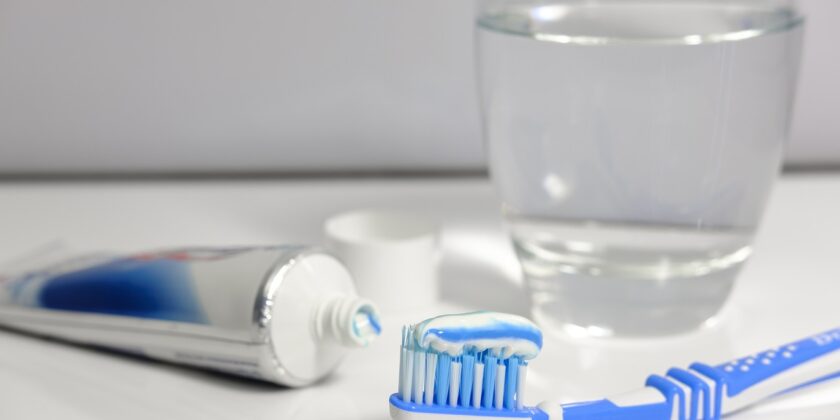 Utilizzare il dentifricio per pulire casa ci farà risparmiare