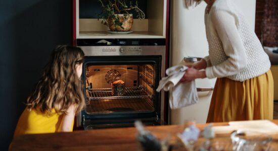Vetro del forno sporco e pieno di grasso incrostato