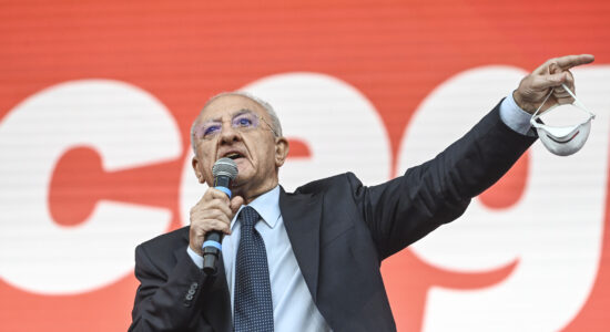 Vincenzo De Luca attacca un consigliere del PD