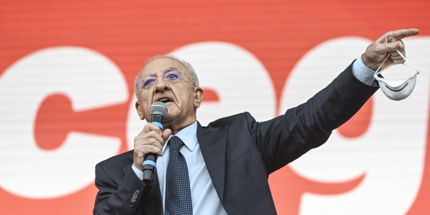 Vincenzo De Luca attacca un consigliere del PD