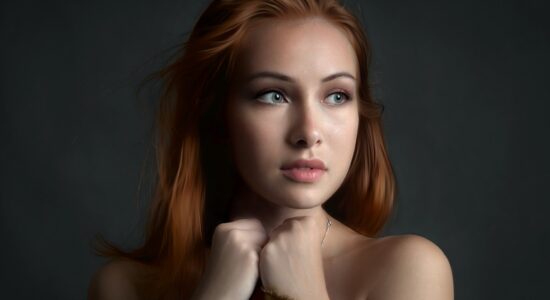Viso senza imperfezioni e sguardo effetto lifting
