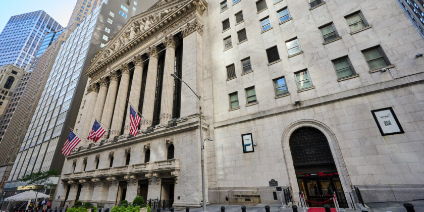Wall Street si allontana sempre di più dai minimi