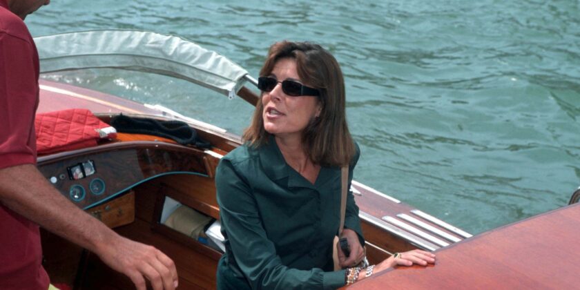 Belle e chic a 60 anni con la giacca indossata anche da Carolina di Monaco-proiezionidiborsa.it