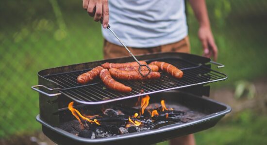 Come pulire la griglia incrostata del barbecue