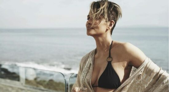 Donne belle in costume da bagno come Halle Berry