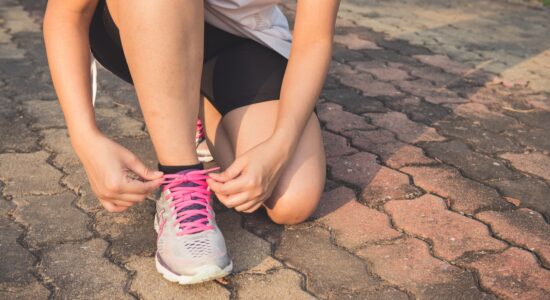 Gambe gonfie e cellulite che non vanno via, smetti di correre e applica questi 3 trucchi