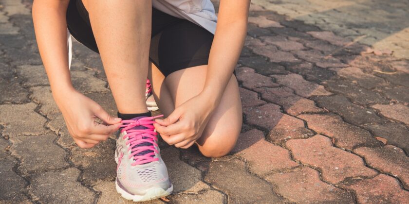 Gambe gonfie e cellulite che non vanno via, smetti di correre e applica questi 3 trucchi