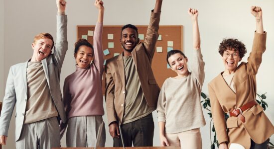 Il capospalla primaverile che torna di moda e che sta bene a tutte-proiezionidiborsa.it