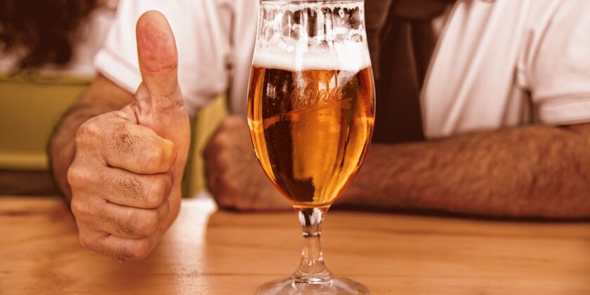 Il modo migliore di bere birra per evitare pancia gonfia e scorregge